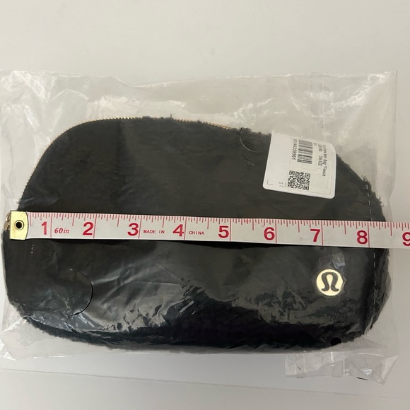 Lululemon Black Fleece everywhere shoulder belt bag size 1L - Picture 5 of 5